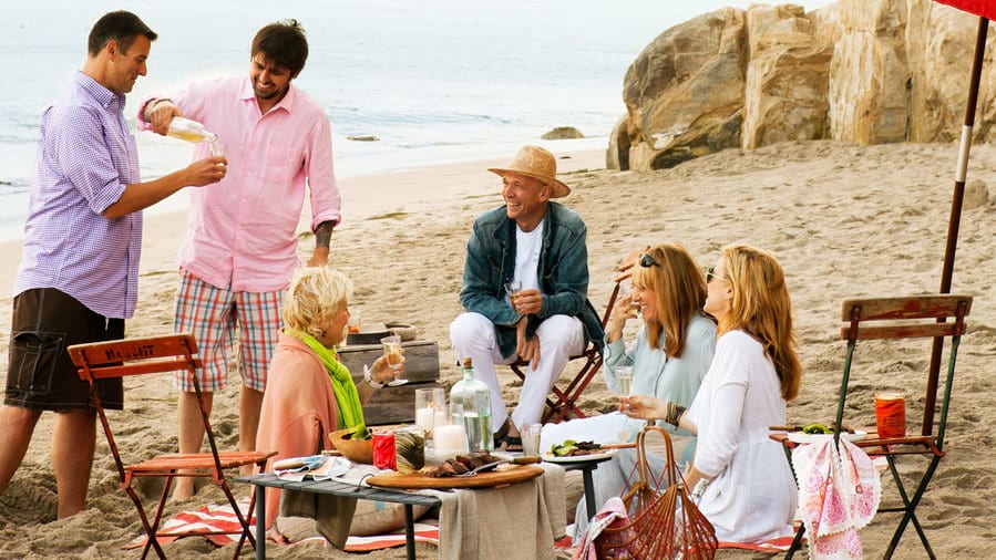 beach-bbq-ludo-bites-friends-on-beach-0911 (1)